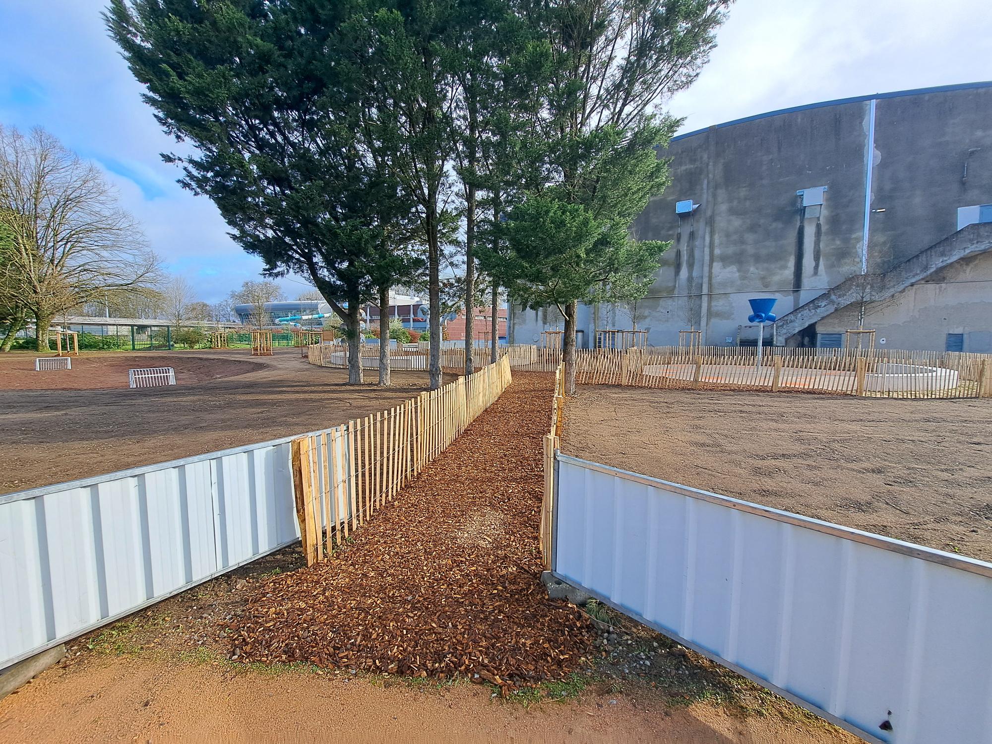 Aménagement des berges de l'Allier — cheminement en copeaux de bois et palissade bois