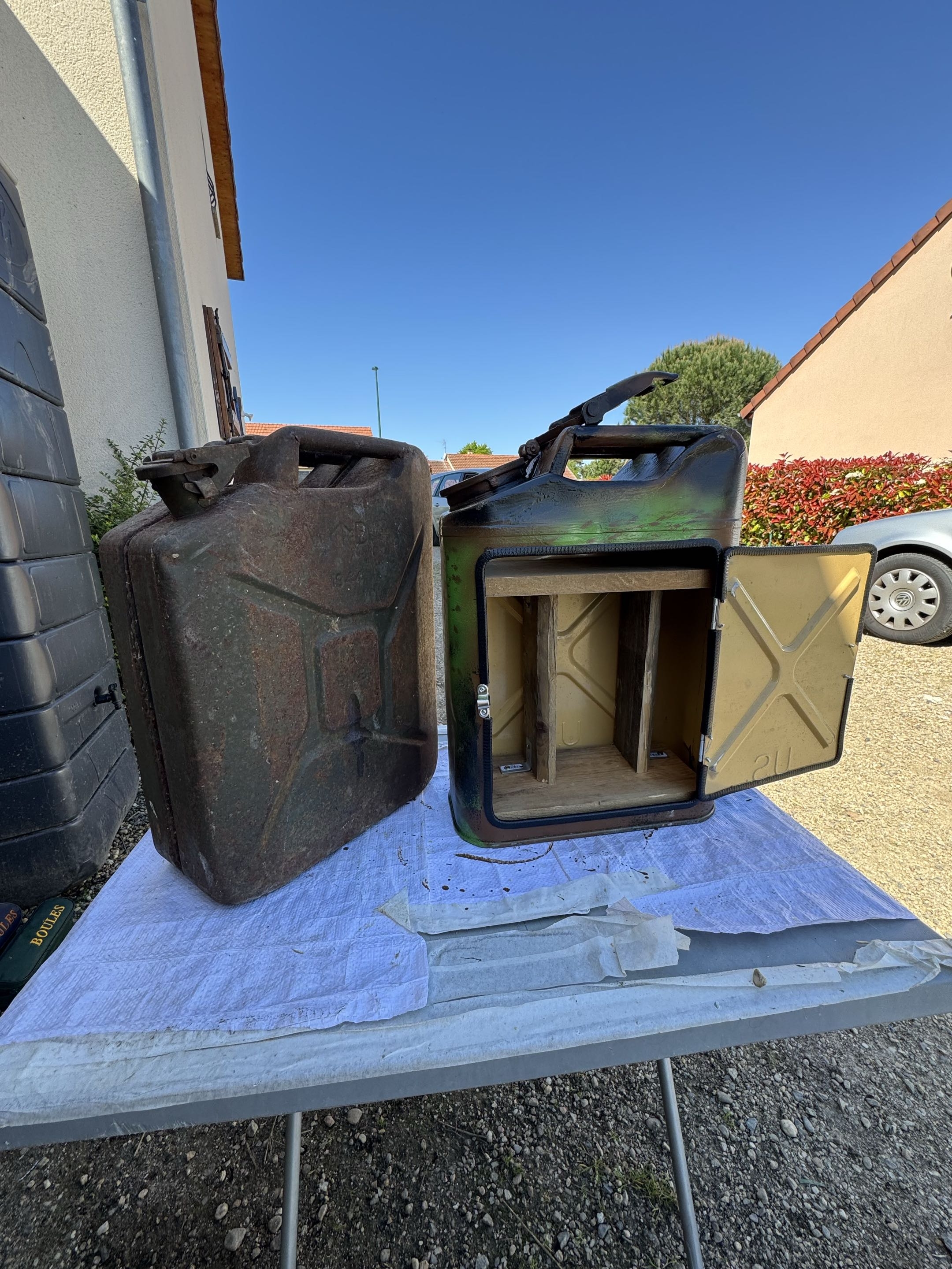 Jerrican — détail de la poignée