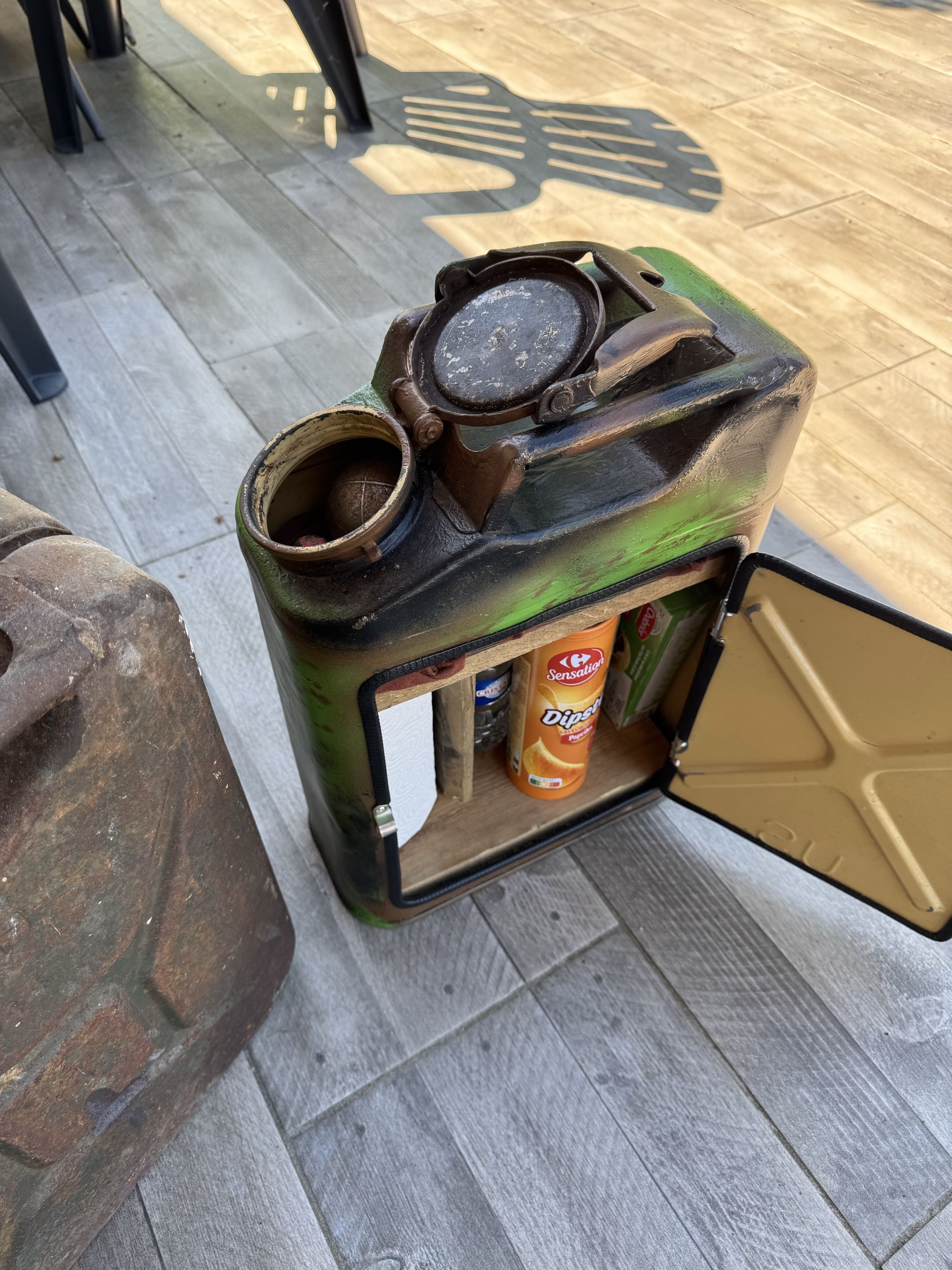 Jerrican — mise en situation extérieure