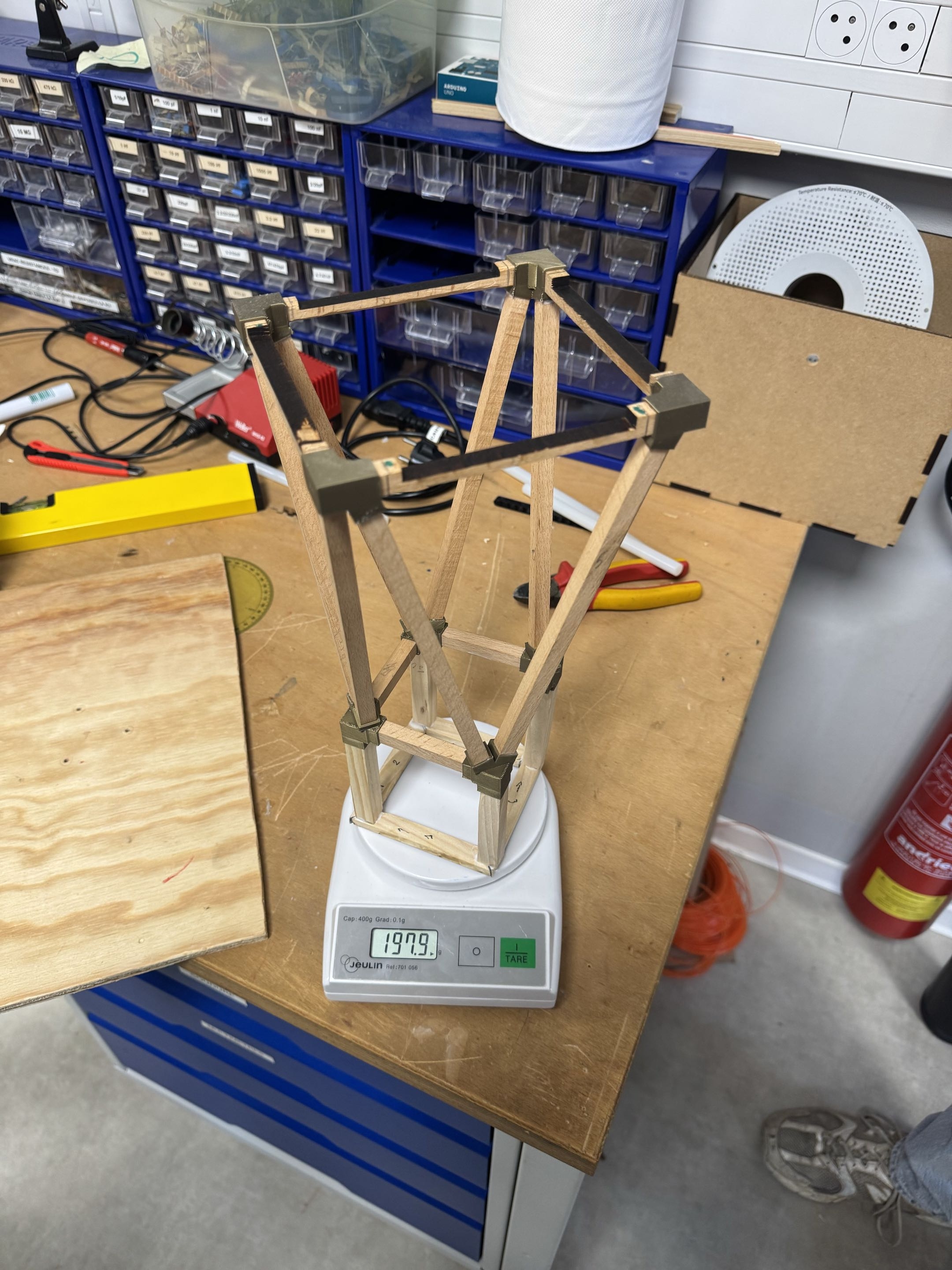 Maquette bois supportant 146 kg de disques de fonte